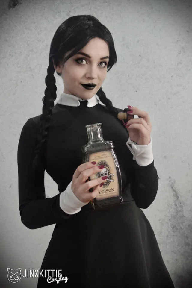 Wednesday Addams cosplay por JinxKittie