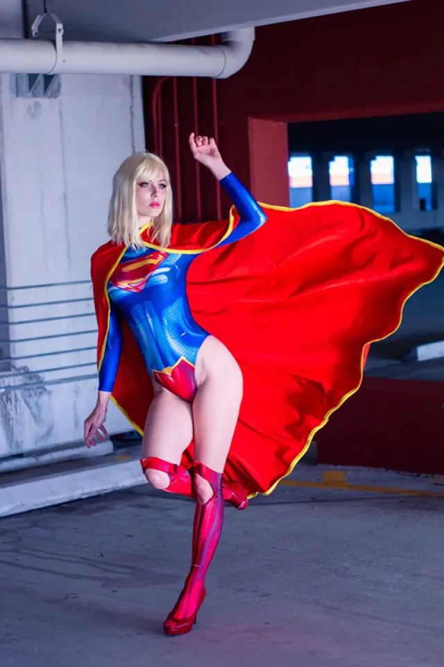 Supergirl cosplay por starbuxx