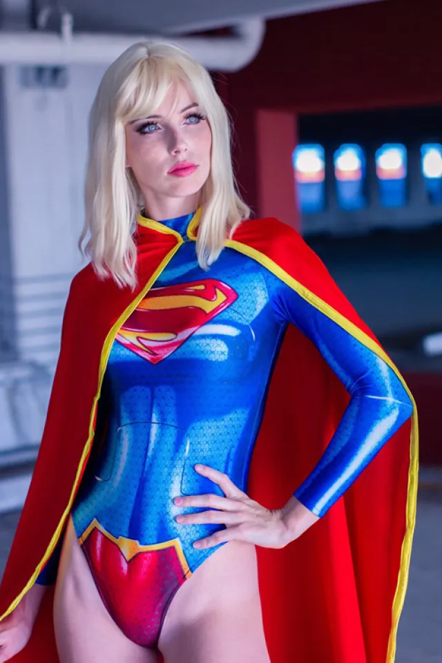 Supergirl cosplay por starbuxx