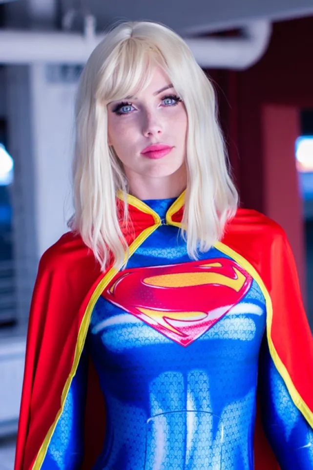 Supergirl cosplay por starbuxx