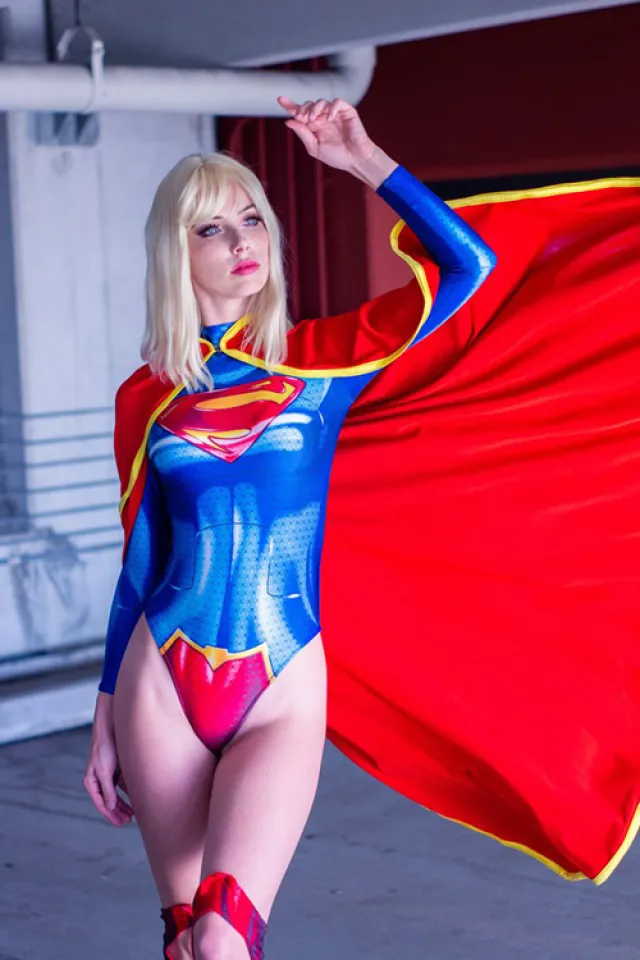 Supergirl cosplay por starbuxx