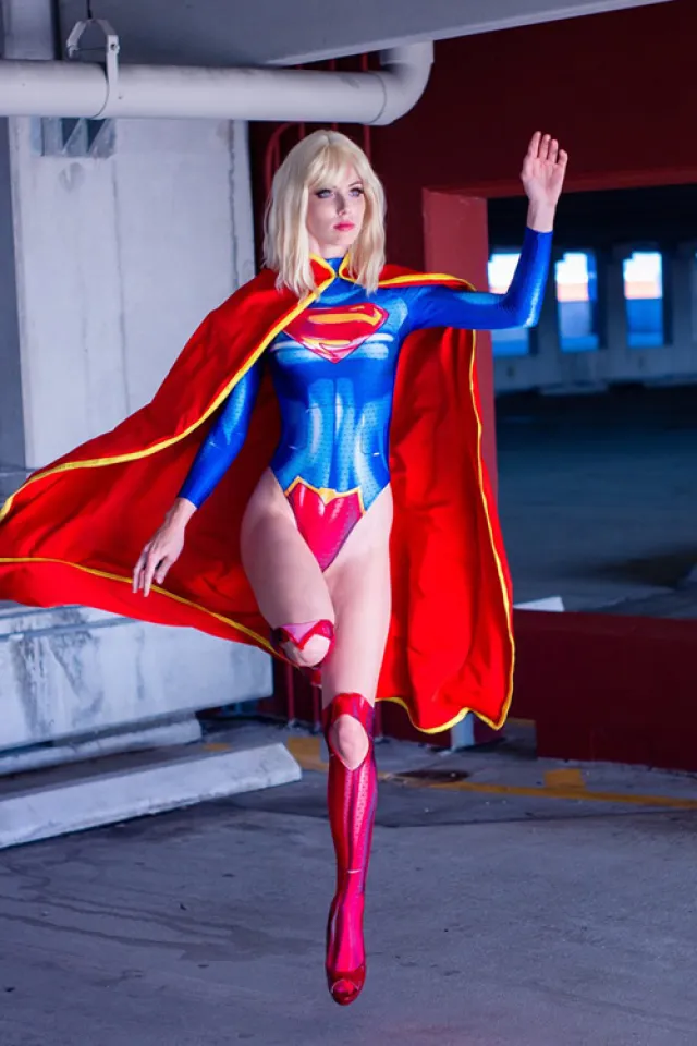 Supergirl cosplay por starbuxx