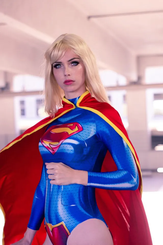 Supergirl cosplay por starbuxx