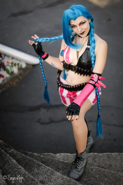 Jinx League of Legends cosplay por SajaLyn