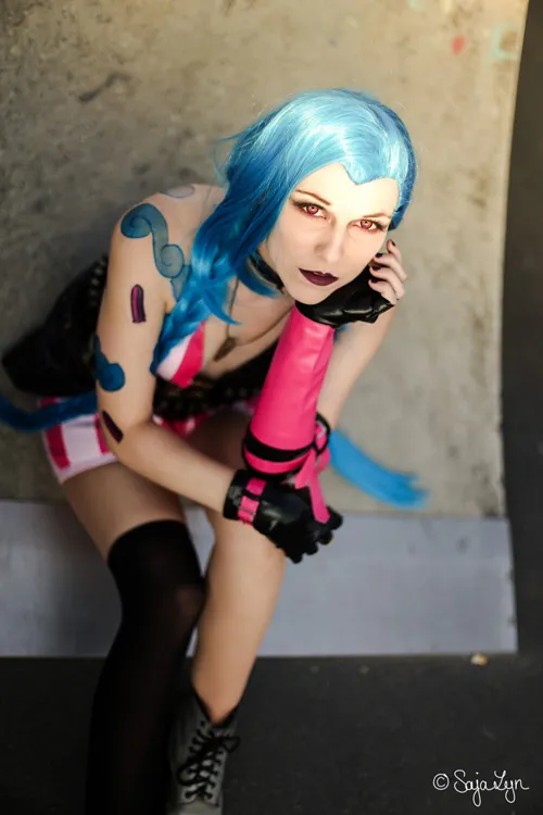 Jinx League of Legends cosplay por SajaLyn