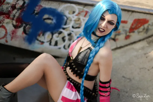 Jinx League of Legends cosplay por SajaLyn