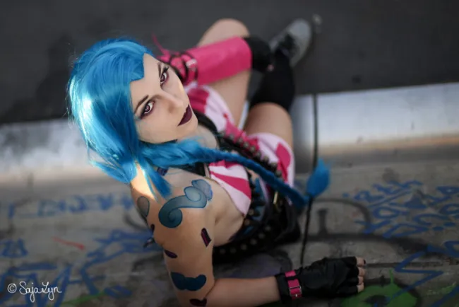 Jinx League of Legends cosplay por SajaLyn