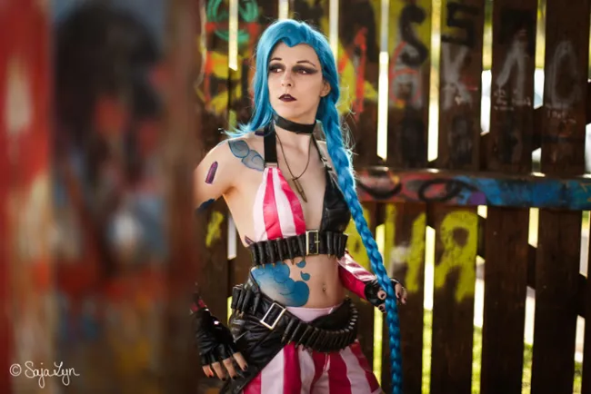 Jinx League of Legends cosplay por SajaLyn