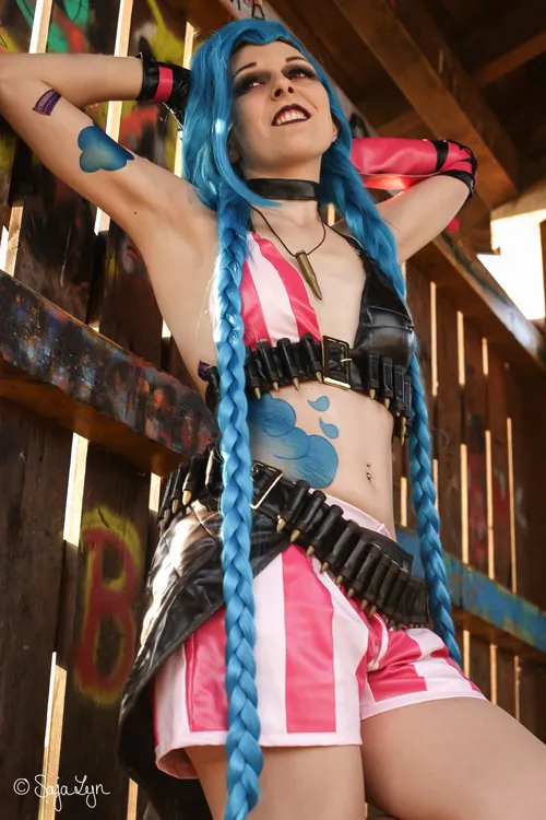 Jinx League of Legends cosplay por SajaLyn