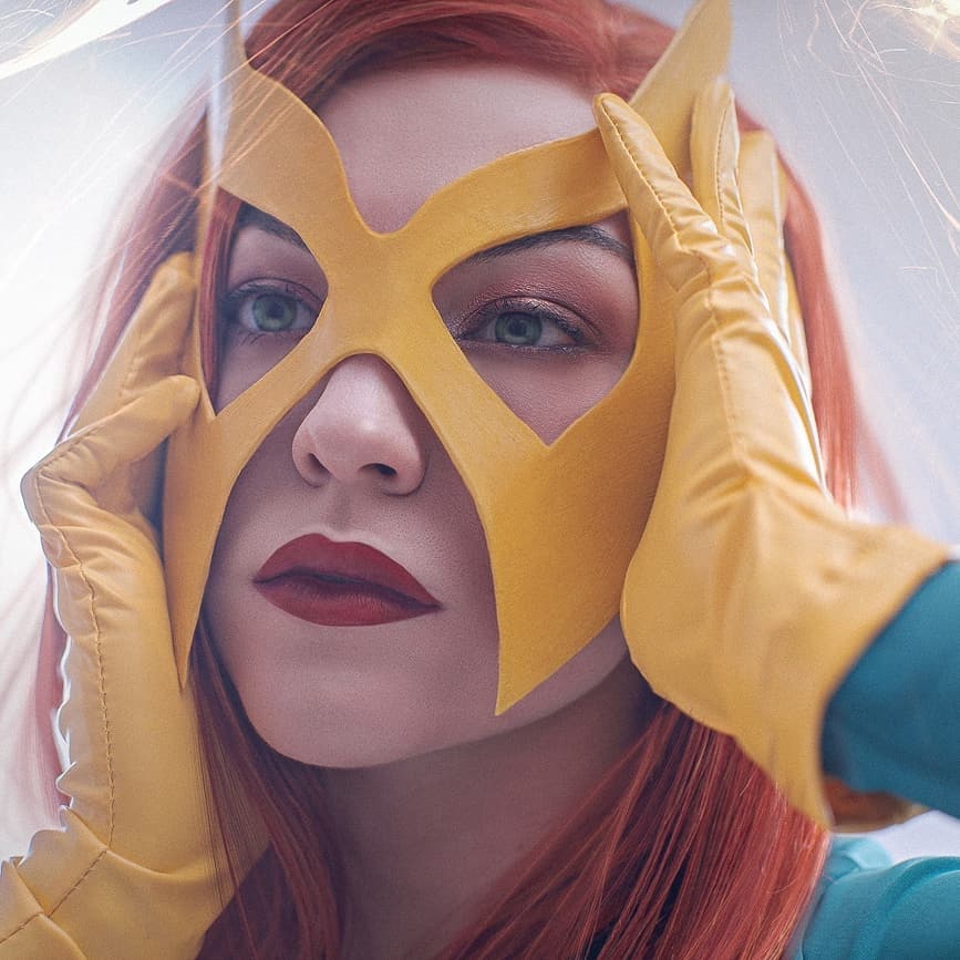 Jean Grey Fênix cosplay por Zoe Volf e fotografia por Kira