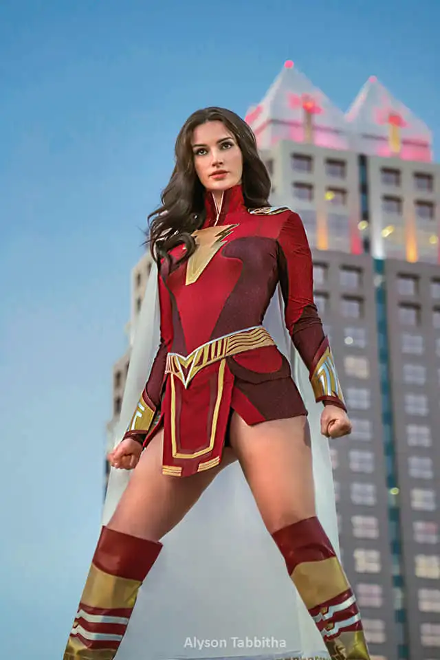 Mary Marvel cosplay por Alyson Tabbitha