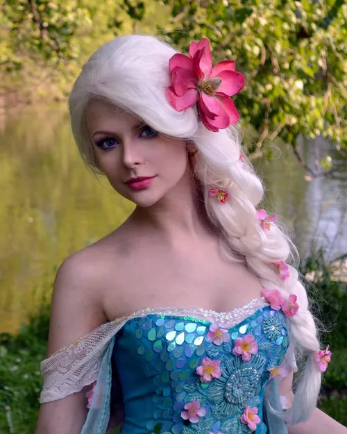 Elsa (Frozen) - versão de Primavera - cosplay por Hanna Éva