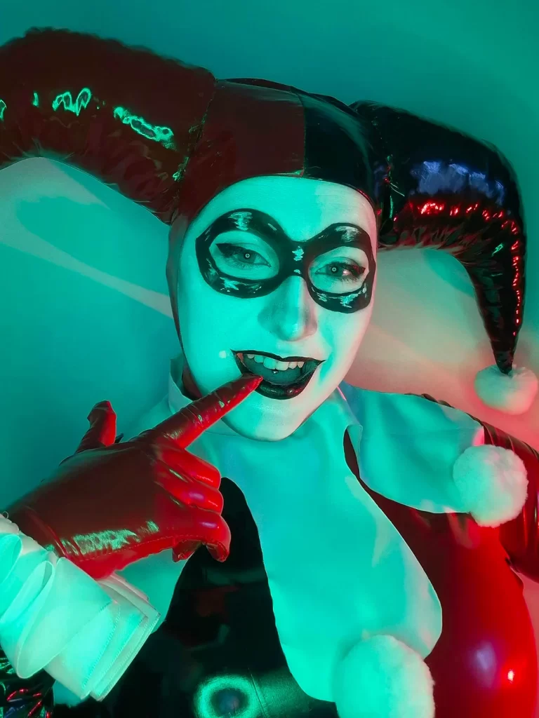 Harley Quinn - latex cosplay por Acceptable Trick