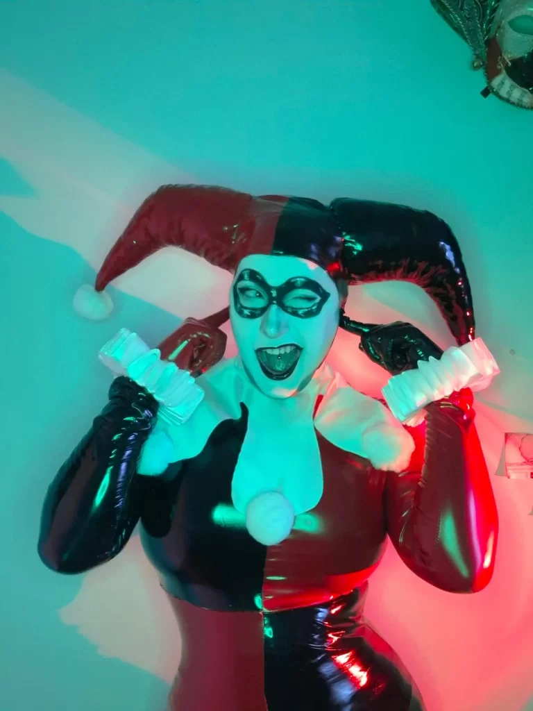 Harley Quinn - latex cosplay por Acceptable Trick