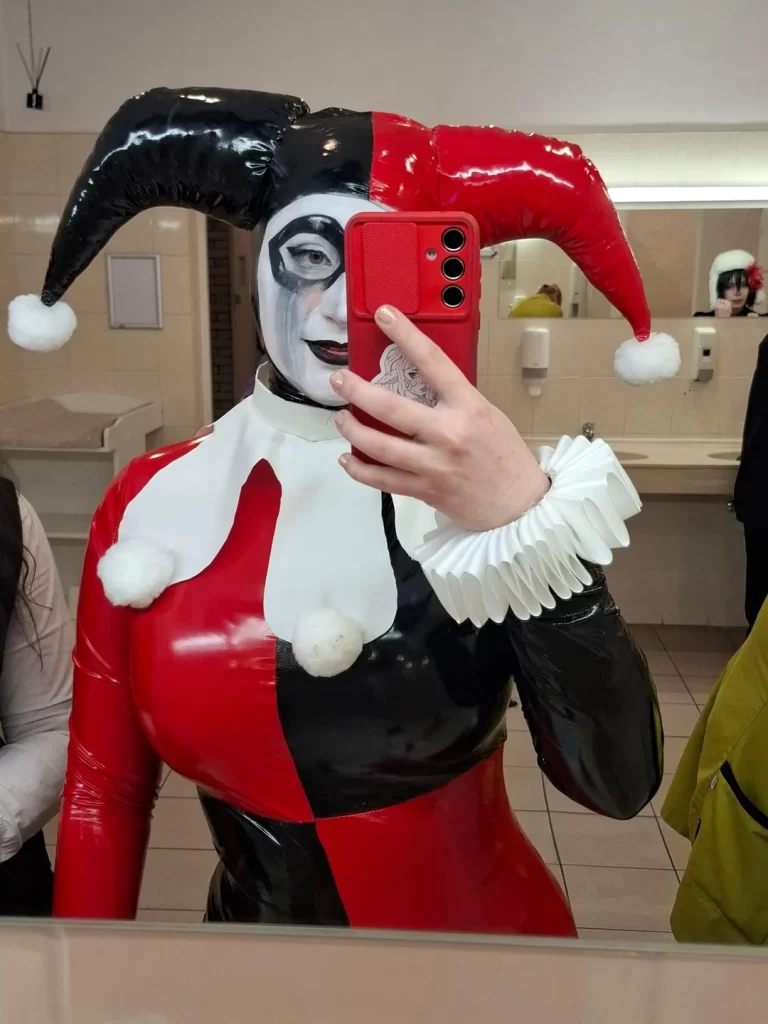 Harley Quinn - latex cosplay por Acceptable Trick