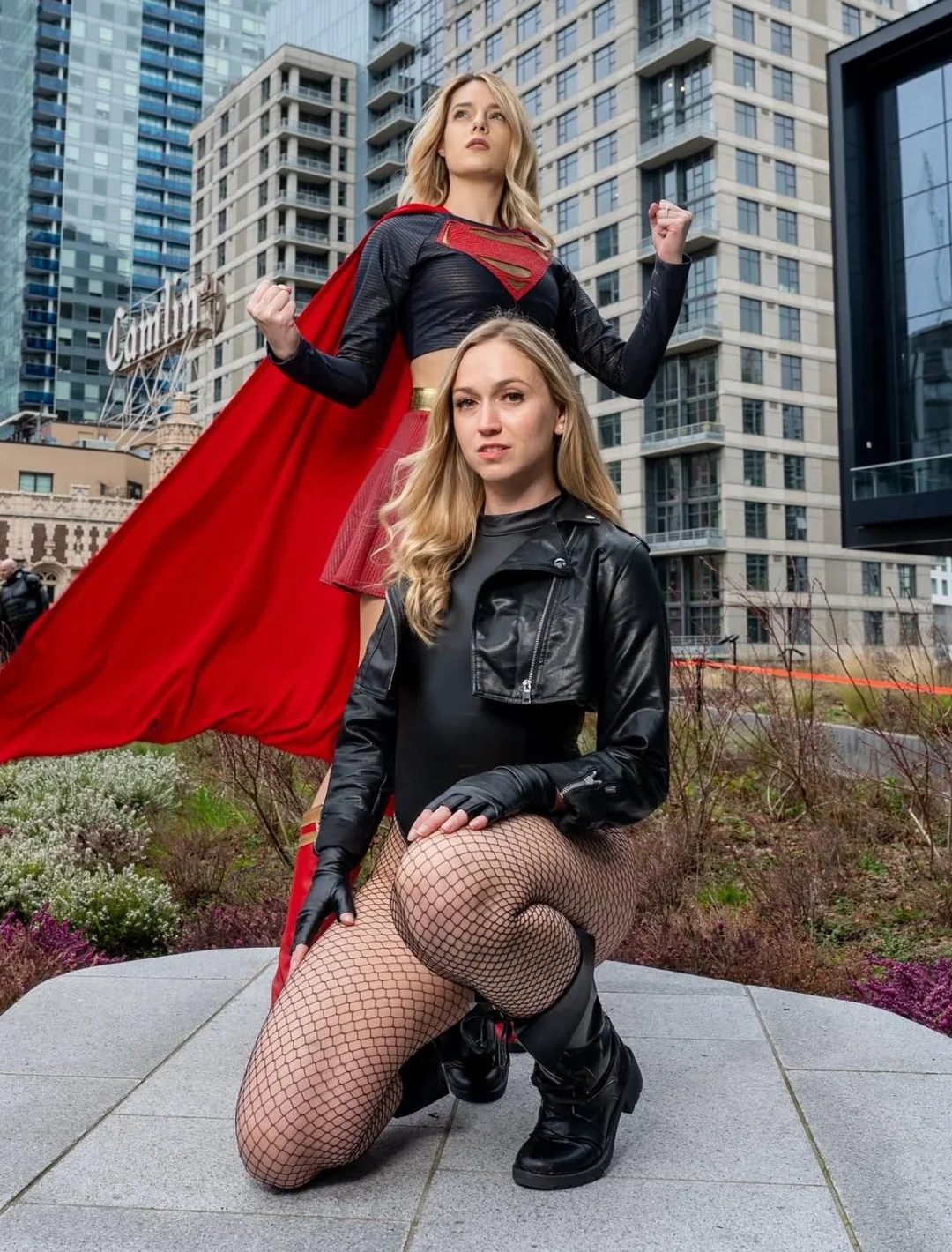 Canário Negro e Supergirl - cosplay por Sarah Dean e Olivia Betty Rain, fotografia por Dave Gallagher
