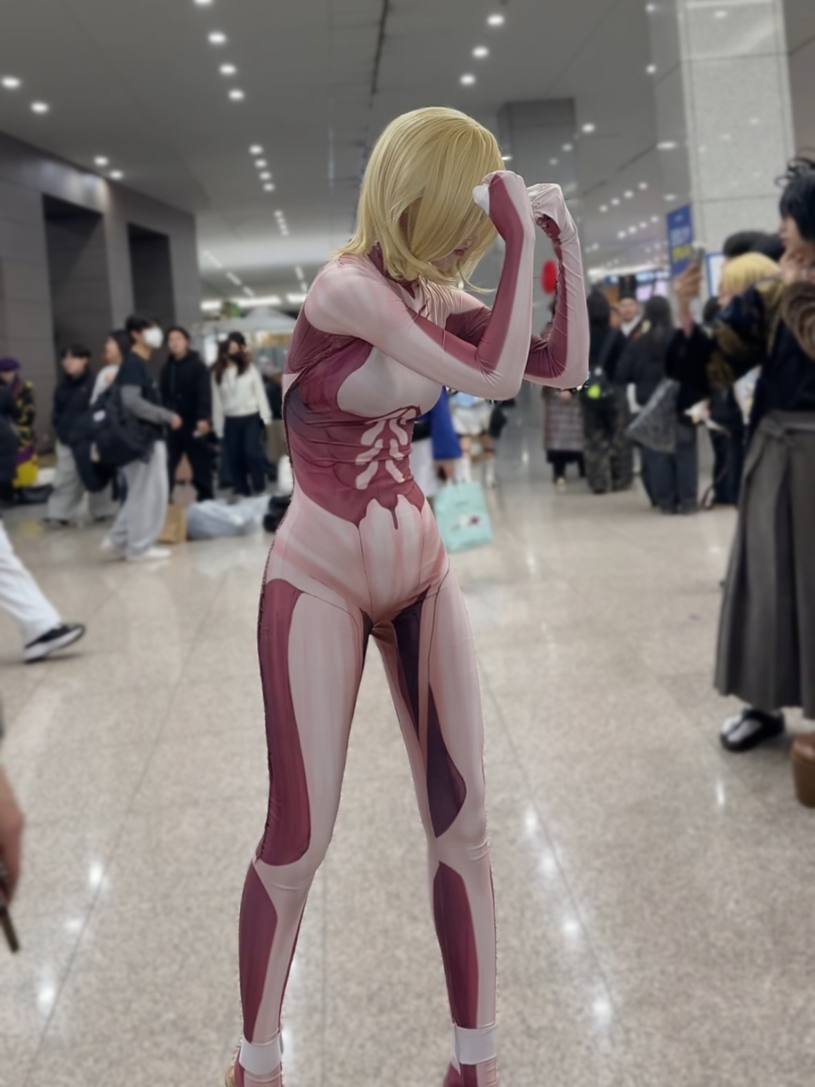 Titã Fêmea (Attack on Titan) - cosplay por damas.zipx