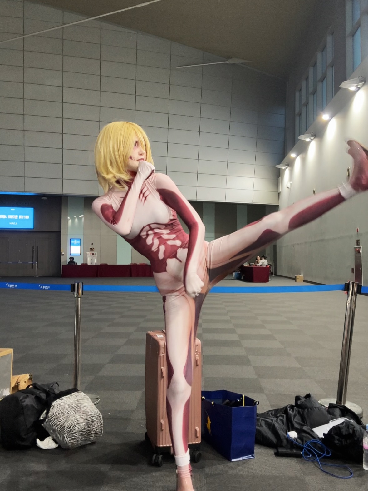 Titã Fêmea (Attack on Titan) - cosplay por damas.zipx