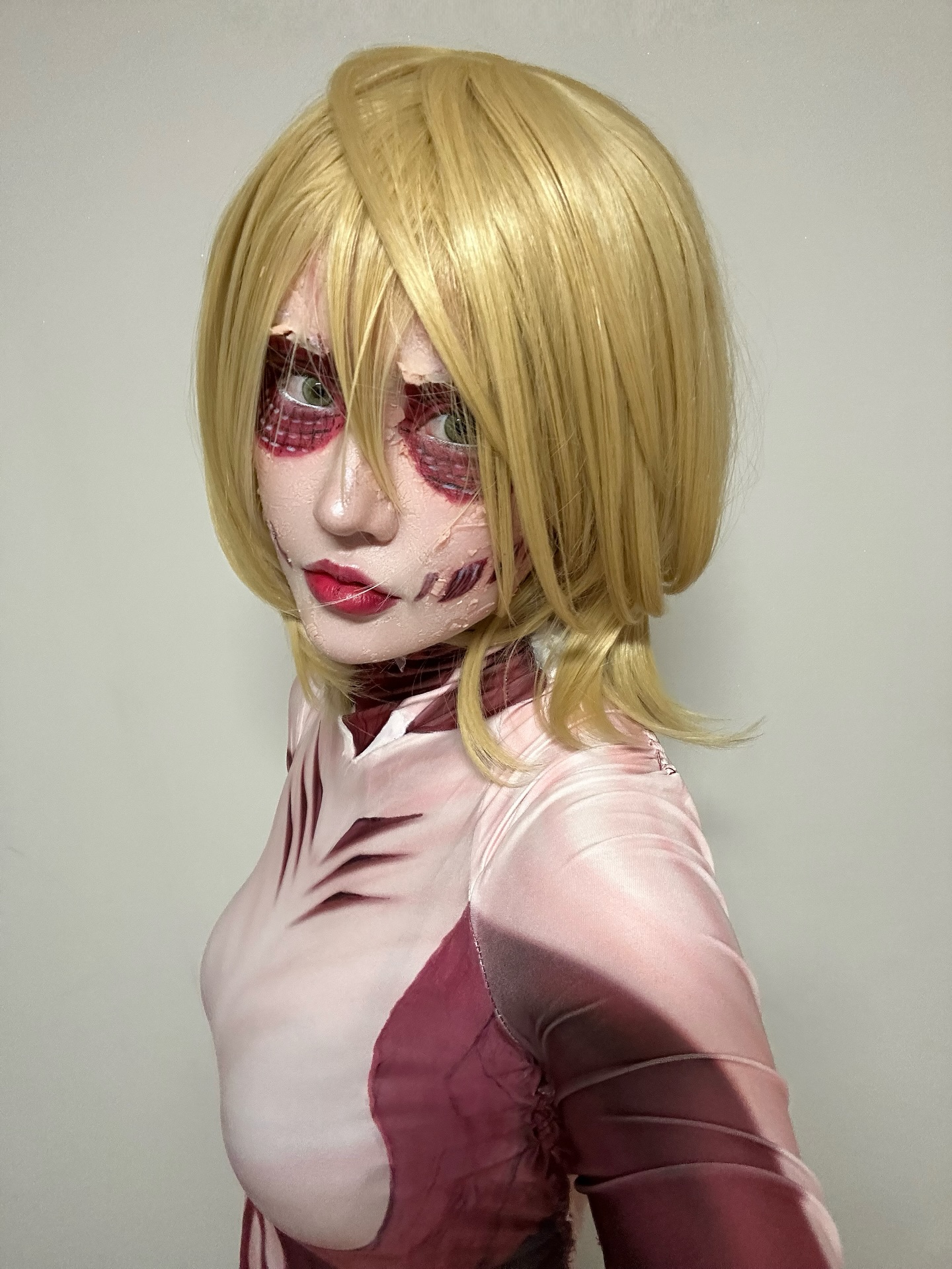 Titã Fêmea (Attack on Titan) - cosplay por damas.zipx