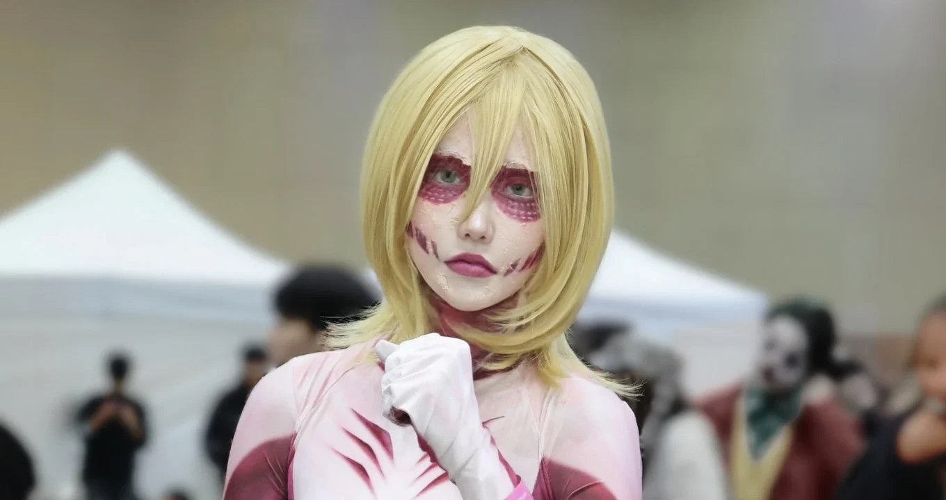 Titã Fêmea (Attack on Titan) - cosplay por damas.zipx