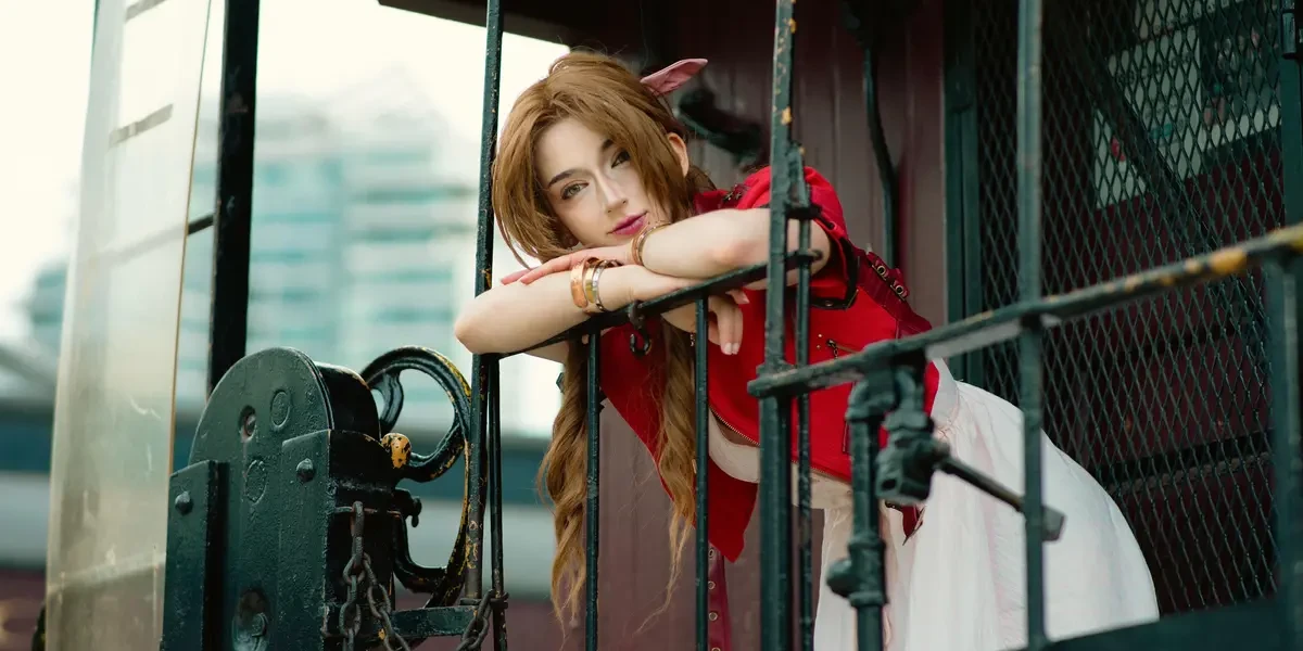 Aerith (Final Fantasy 7) - cosplay por Parasict Poet